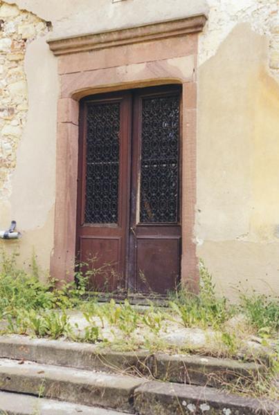 Elévation antérieure du logis : la porte centrale.