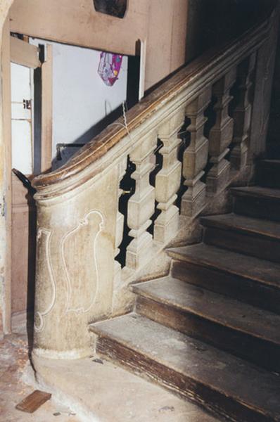 Escalier intérieur, vu au rez-de-chaussée.