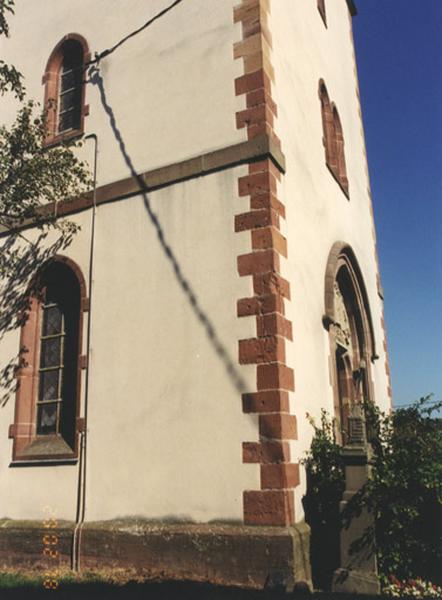 Tour-porche : chaîne d'angle du 1er niveau, datant de l'église antérieure.