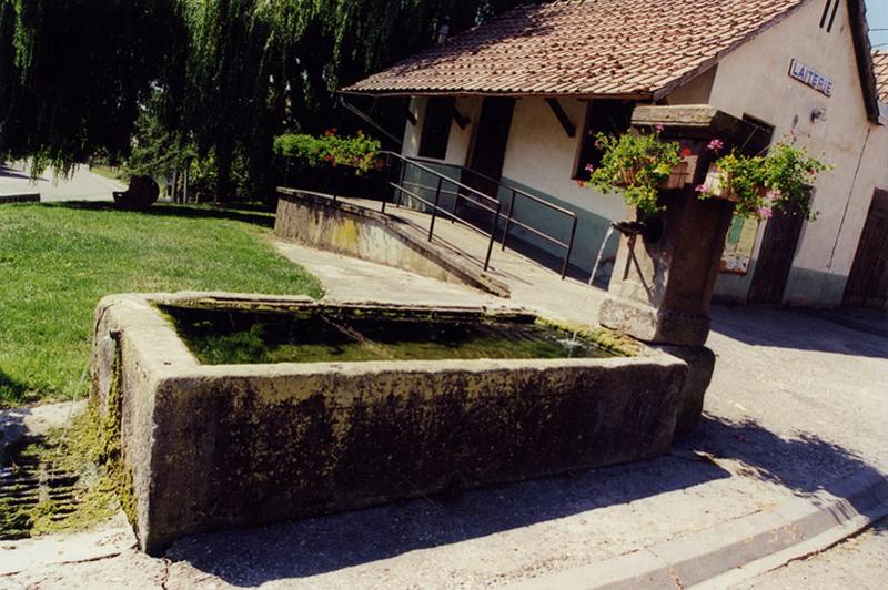 Fontaine (B) sur la place de l'Eglise.