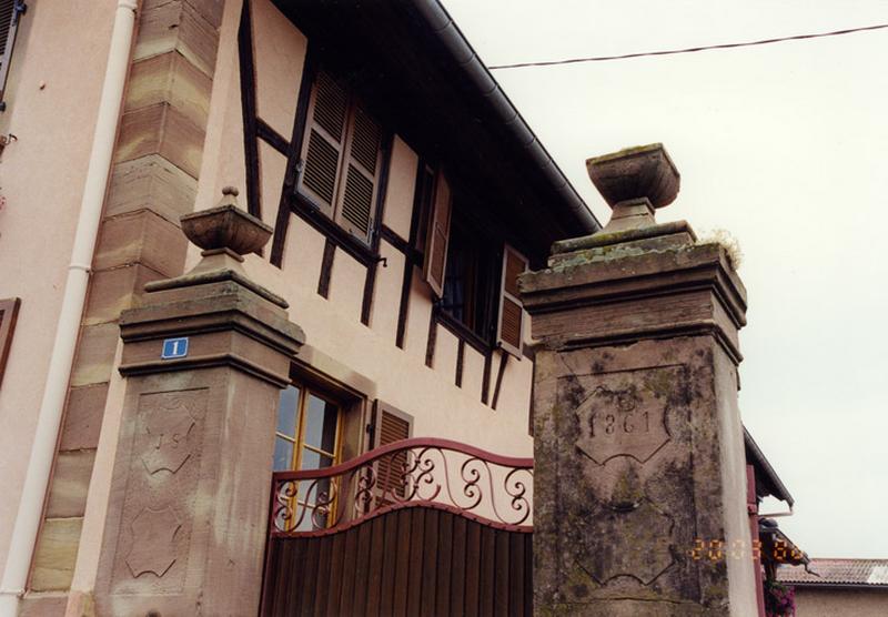 Ferme, 1, rue Saint-Denis : porte piétonne datée 1861.