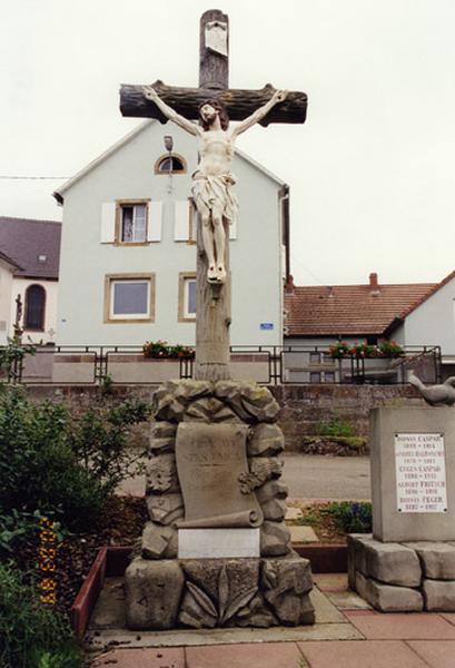 Croix monumentale (F), place de l'Eglise, par Dietrich, 1920.