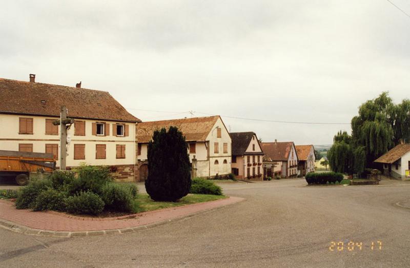 Vue de la rue Saint-Denis depuis la place de l'Eglise.