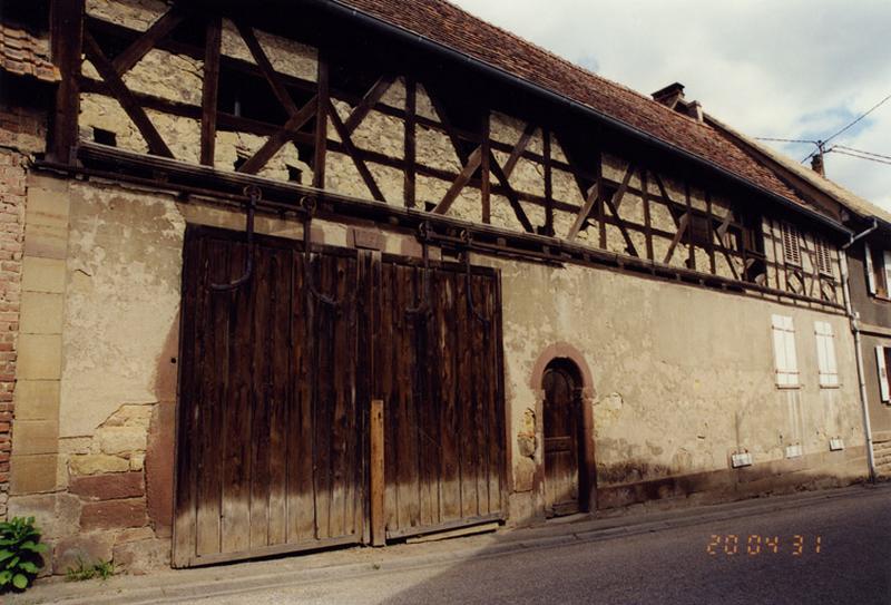Ferme, 6, rue de la Montée. Corps de passage : porte charretière datée 1726, étage daté 1831.