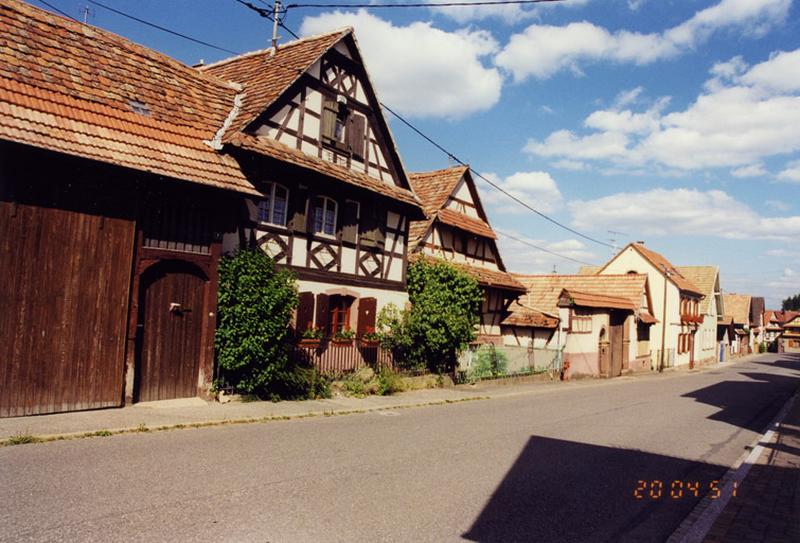 La rue Principale, vue d'ouest en est.