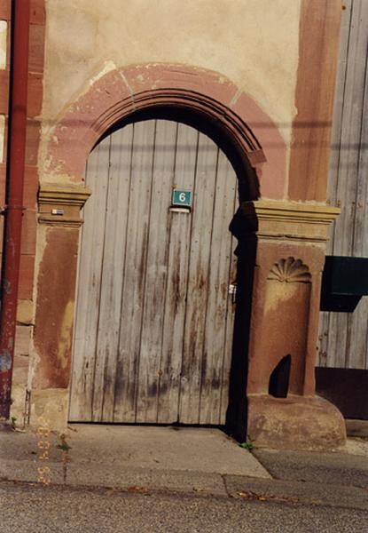 Ferme, 6, rue de l'Eglise : porte piétonne.