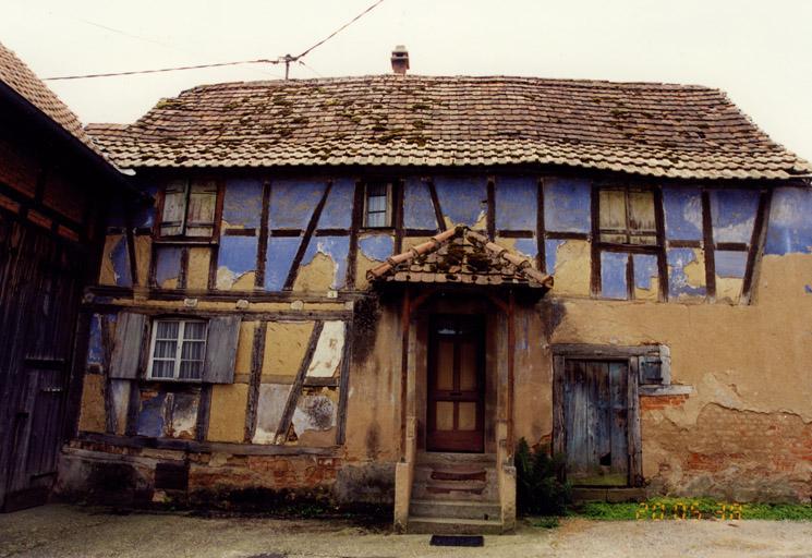 Ferme, 3, rue de la Fontaine, logis daté de 1818.