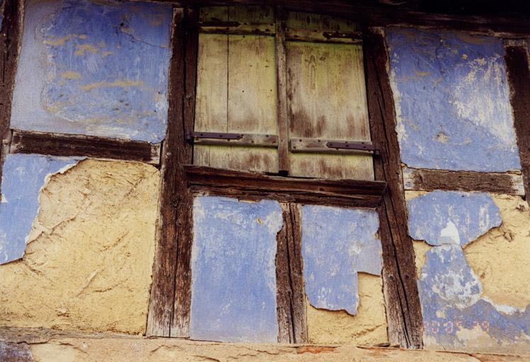 Ferme, 3, rue de la Fontaine, détail du pan de bois et du torchis peint de bleu.