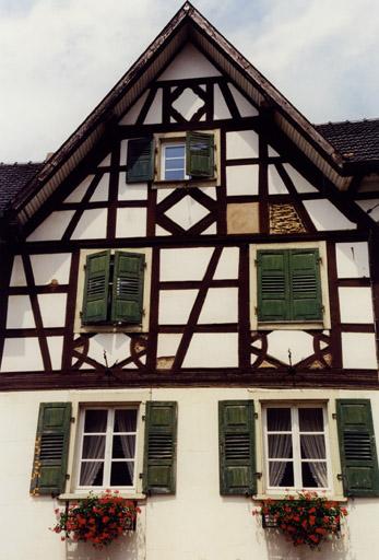 Ferme, 8, rue de la Libération, pan de bois à l'étage du mur-pignon du logis.