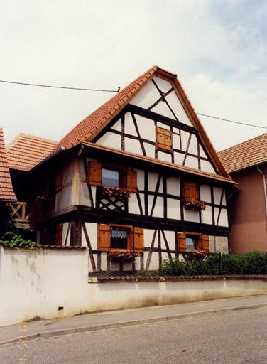Ferme, 1, rue de la Libération : mur-pignon du logis daté 1715 (logis en cours de remaniement).