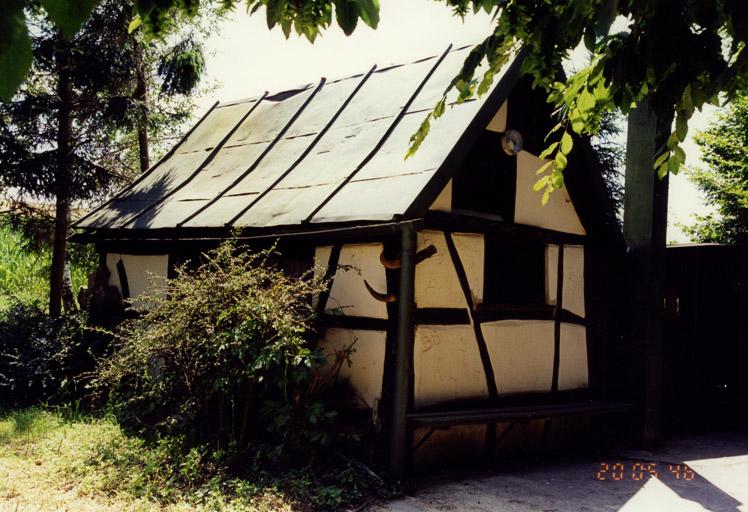 Abri de garde-champêtre, isolé à l'orée d'une forêt à l'ouest du village. Limite du 18e et du 19e siècle (?).