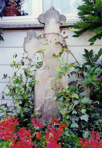 Croix de chemin (D), rue des Vignes, 18e siècle (?).