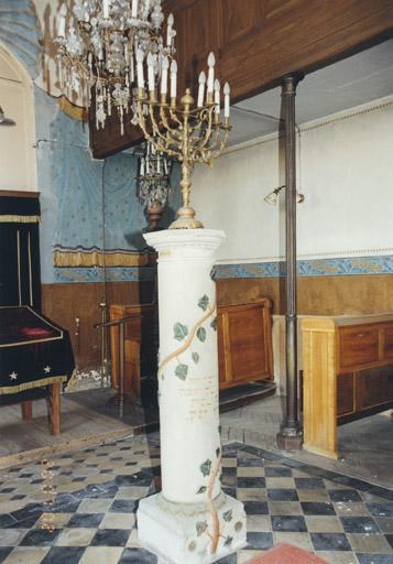 Vue de la colonne portant le chandelier de Hanouca.