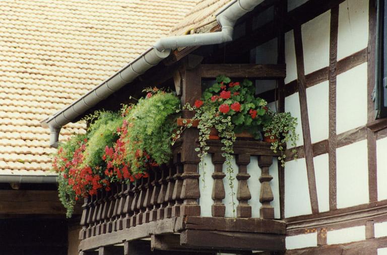 Balcon sur le mur-gouttereau sur cour.