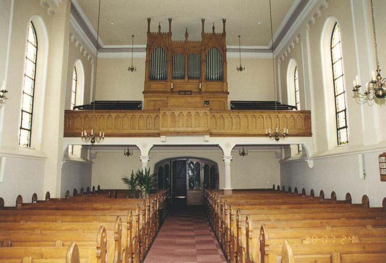 Vue de la nef vers la tribune d'orgue.