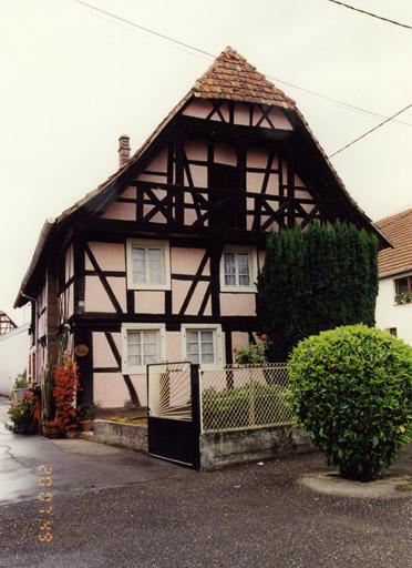 Vue d'ensemble du logis sur rue.