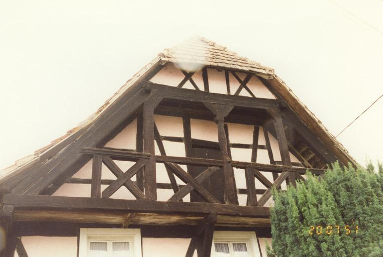 Mur-pignon du logis : coursière dans le pignon.