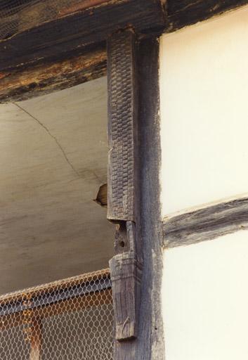 Logis, mur-gouttereau, chambranle sculpté (incomplet).