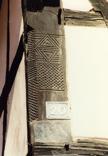 Logis, poteau cornier à l'étage, à gauche.