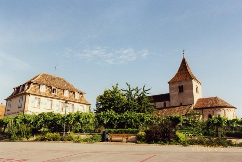 Le presbytère et l'église, vus du sud-est.