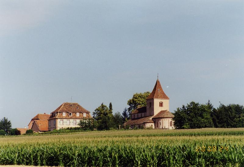 Vue de l'église et du presbytère depuis le sud-est.