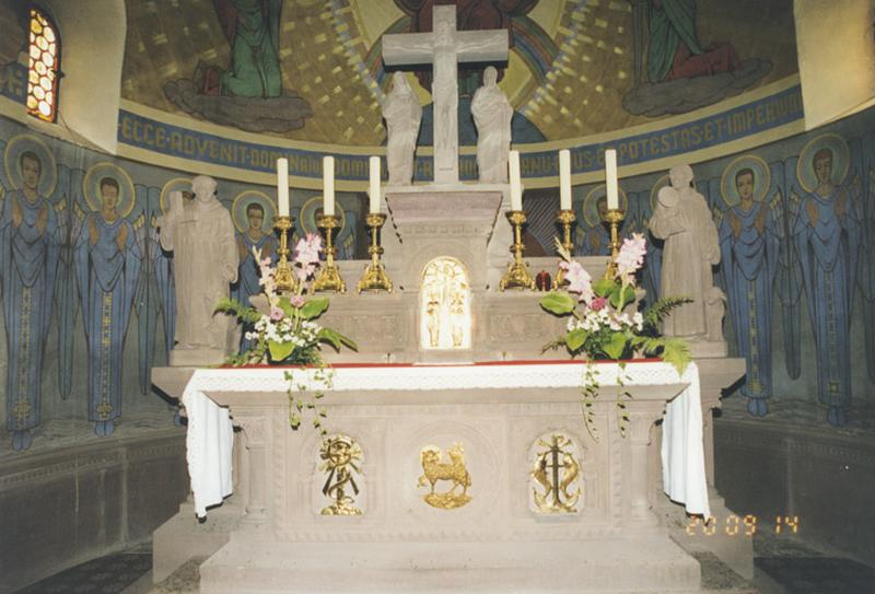 Maître-autel, 4e quart du 19e siècle, avec statues (saint François d'Assise et saint Pascal Baylon) et groupe du Calvaire du 2e quart du 20e siècle.