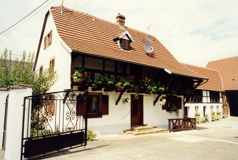 Ferme, 18, avenue du Général-de-Gaulle, le logis sur cour, 1ère moitié du 18e siècle.