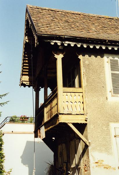 Ferme, 2, rue des Manteaux-Rouges, coursière sur le mur-pignon postérieur.