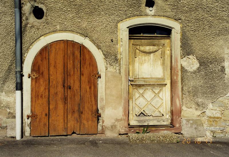 Ferme, 2, rue des Manteaux-Rouges, porte d'entrée et porte de cellier sur le mur-gouttereau, 2e moitié du 18e siècle (?).
