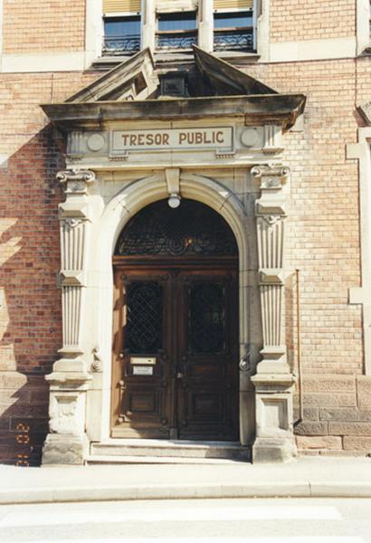 Elévation antérieure : porte d'entrée.