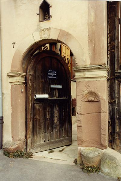 Ferme, 7, rue du Sel, porte piétonne datée 1790.