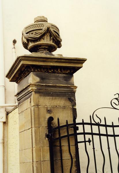 Maison, 19, rue du Général-Lebocq, piédroit de la porte cochère, sommé d'une urne.