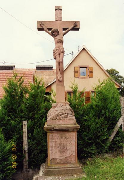Croix de chemin (M), rue du 23-Novembre, 1812. Croix et Christ remplacés ou retaillés.