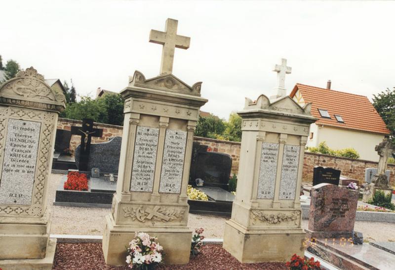 Tombeaux de la famille Debes, par F. Lux et Kuntz de Schiltigheim, 4e quart du 19e siècle.