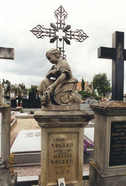 Tombeau de Charles et Auguste Vogler, 1893 ; statue d'enfant par Villeroy et Boch.