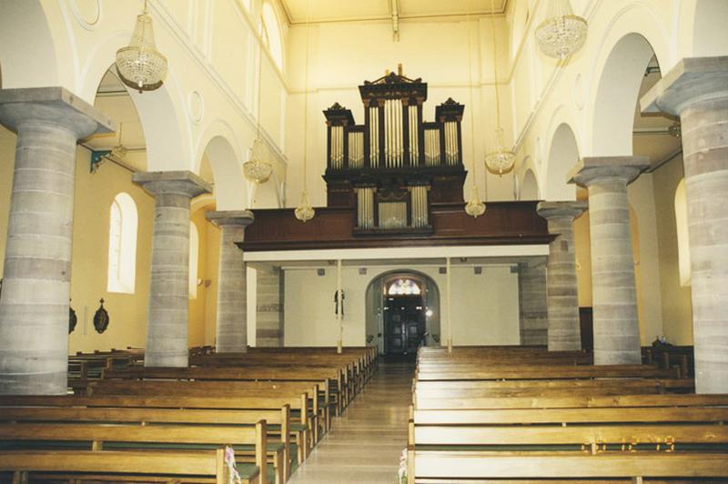 Vue de la nef vers la tribune d'orgue.