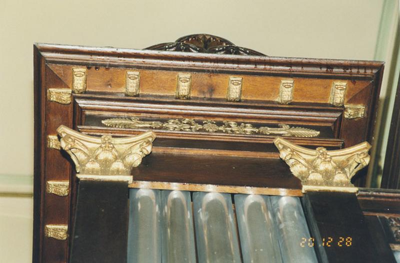 Détail du sommet de la tourelle gauche du grand orgue.