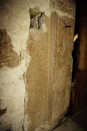 Tour, niveau du comble de la nef, chambranle de porte percé d'un trou pour la poutre permettant de se barricader de l'intérieur.