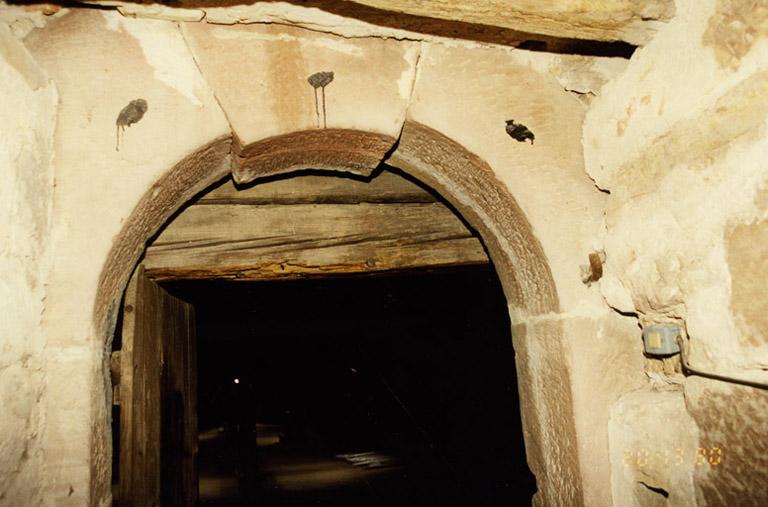 Tour, niveau du comble de la nef, porte en plein cintre percée dans le mur de la tour.