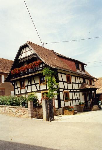 Ferme, 2, rue de l'Ecole, logis du 18e siècle, remanié.