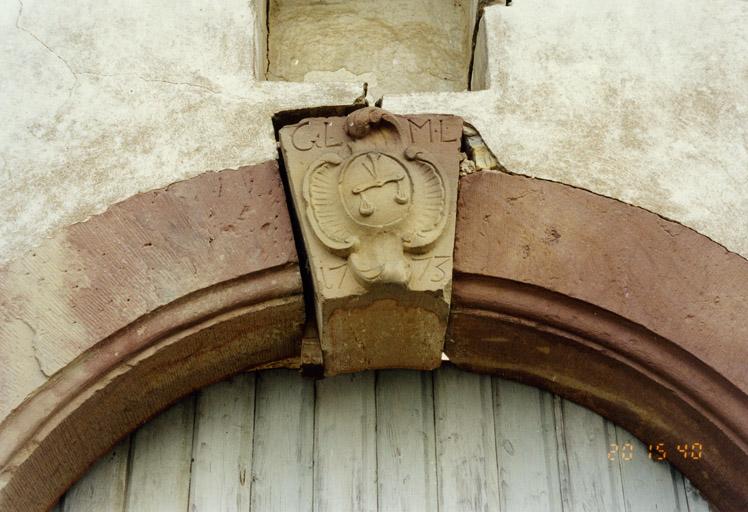Ferme, 1 rue de l'Eglise, porte piétonne, détail de la clé sculptée d'une balance.