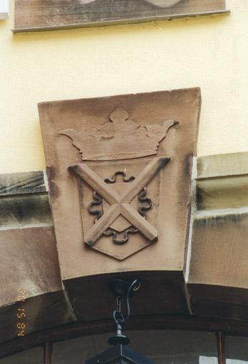 Tourelle d'escalier, porte côté ouest, armoiries des Schauenbourg, sur la clef de cintre.