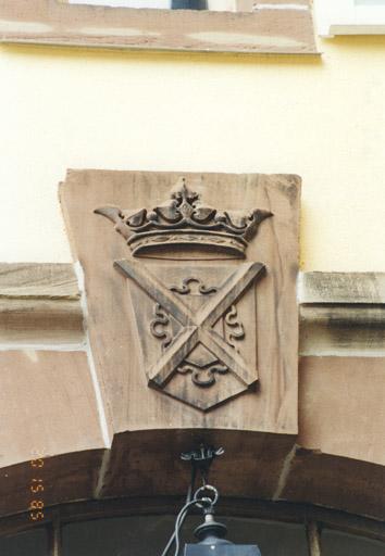 Tourelle d'escalier, porte côté est, armoiries des Schauenbourg, sur la clef de cintre.