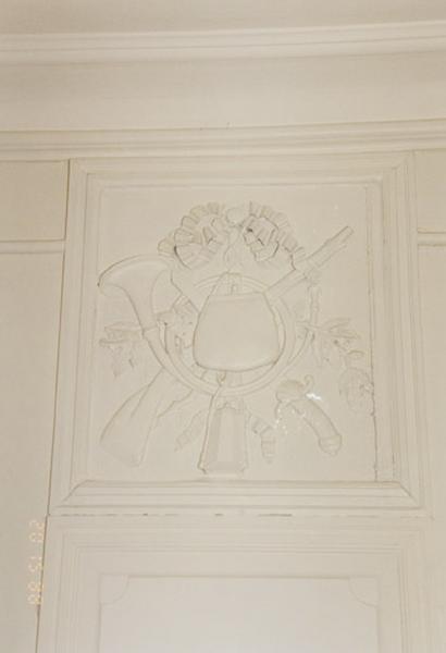 Rez-de-chaussée, décor stuqué : trophée de chasse.
