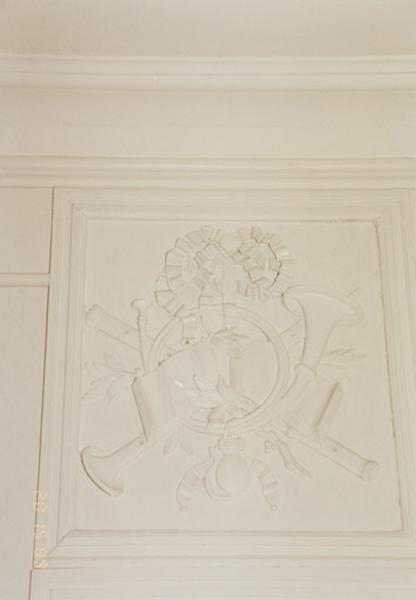 Rez-de-chaussée, décor stuqué : trophée d'instruments de musique.