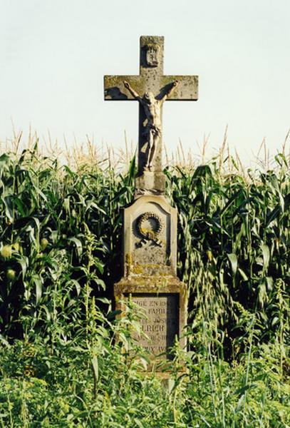 Croix de chemin (D), D. 230, datée de 1945.