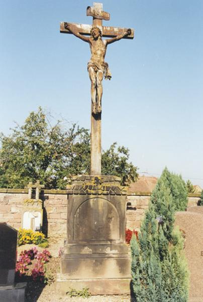 Croix de cimetière, socle par Rudloff de Westhoffen et Christ par de Dietrich, 1868.