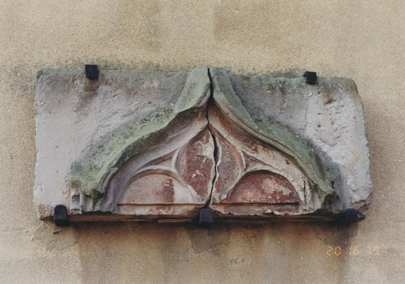 Fragment d'armoire eucharistique, limite du 15e et du 16e siècle.