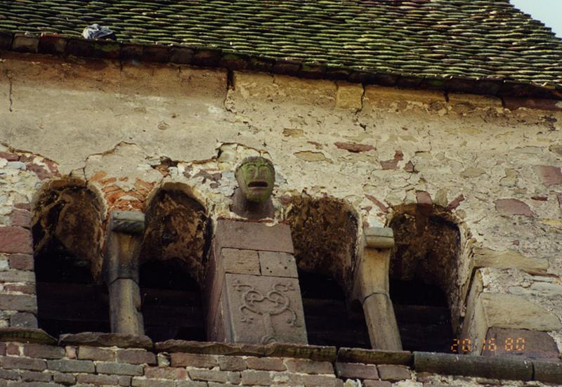 Tour, face nord, baies du niveau supérieur, avec trumeau sculpté et tête au sommet.