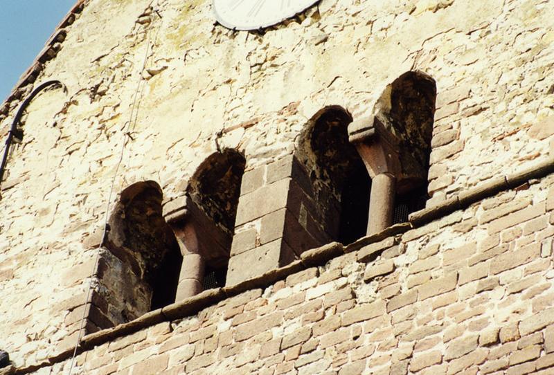 Tour, face est, baies du niveau supérieur.